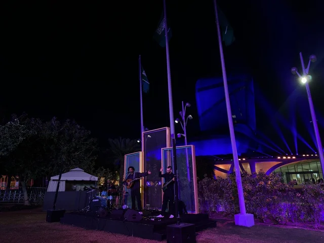 أداء موسيقي حي في مركز إثراء الظهران في الليل