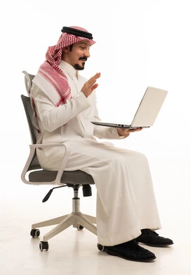 رجل سعودي مع لابتوب يلوح بيديه خلفية بيضاء