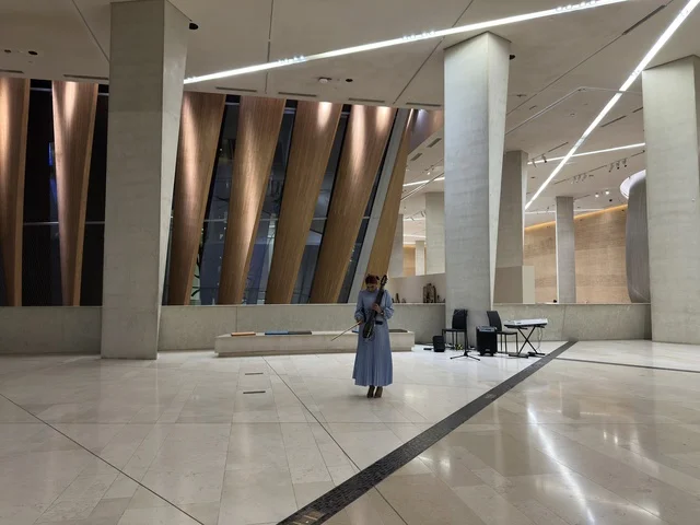 إثراء الظهران التصميم الداخلي الحديث مع عازفة