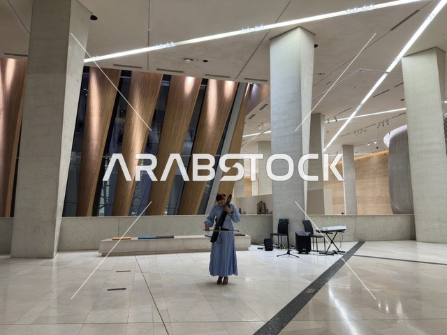 عازفة كمان في مركز إثراء بالظهران بتصميم حديث