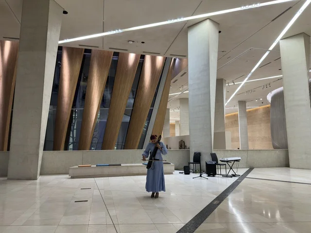 عازفة كمان في مركز إثراء بالظهران بتصميم حديث عازفة كمان في مركز إثراء بالظهران بتصميم حديث