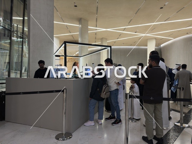 مكتب معلومات مركز إثراء الظهران مع زوار من الداخل