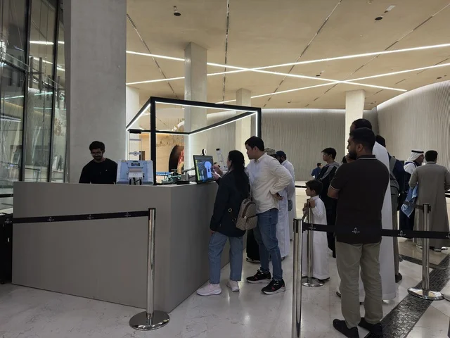 مكتب معلومات مركز إثراء الظهران مع زوار من الداخل