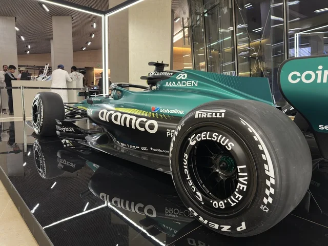 سيارة فورمولا 1 في مركز إثراء بالظهران