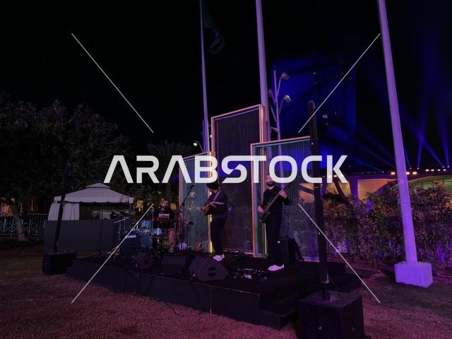 عرض فرقة موسيقية حية في إثراء الظهران ليلاً