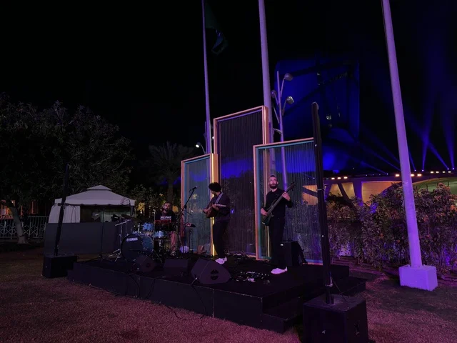 عرض فرقة موسيقية حية في إثراء الظهران ليلاً