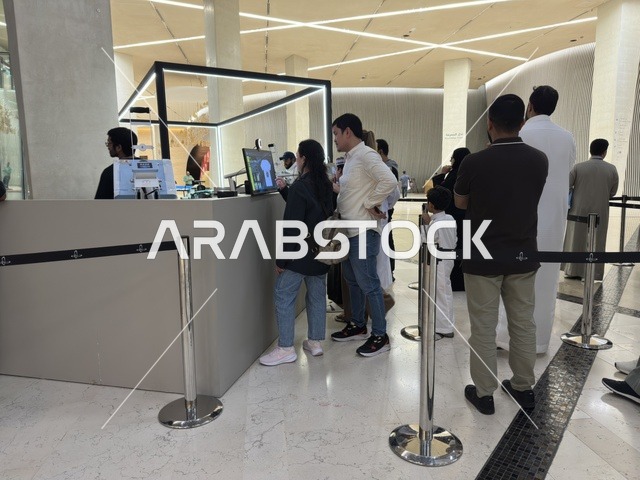 زوار معرض مركز إثراء الظهران والتصميم الداخلي