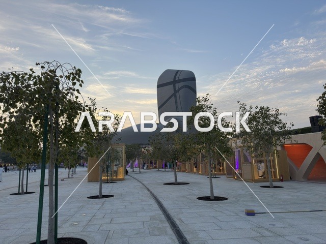 مركز إثراء في الظهران العمارة الحديثة وقت الغروب