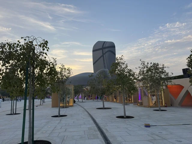 مركز إثراء في الظهران العمارة الحديثة وقت الغروب