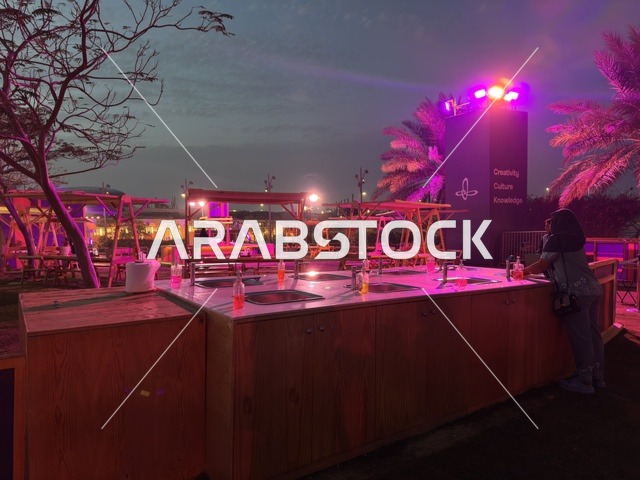 إثراء الظهران منطقة فعاليات خارجية بإضاءة نيون