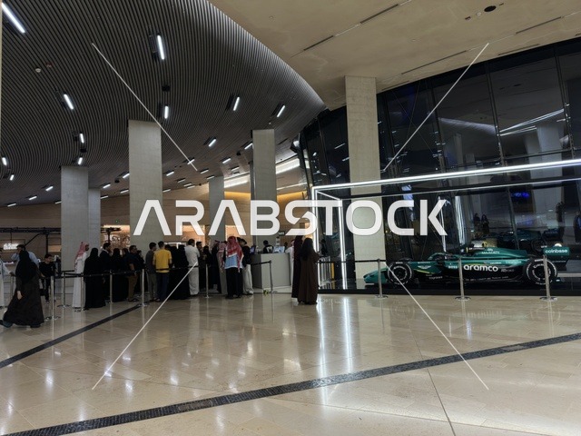 معرض سيارات الفورمولا 1 داخل مركز إثراء الظهران