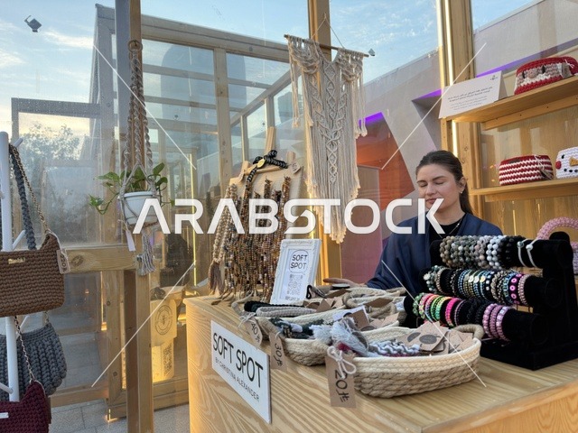 مجوهرات وحرف يدوية في مركز إثراء بالظهران