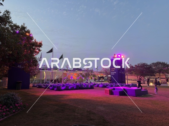 مركز إثراء الظهران منطقة فعاليات خارجية بإضاءة أرجوانية