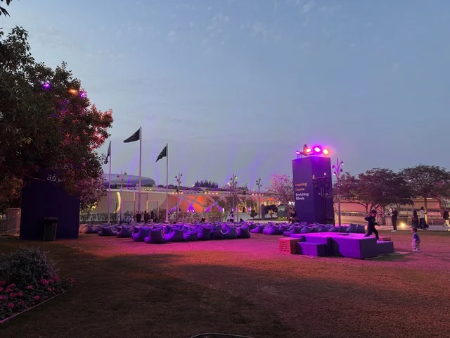 مركز إثراء الظهران منطقة فعاليات خارجية بإضاءة أرجوانية