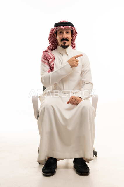 رجل سعودي يشير بيده على كرسي مكتب خلفية بيضاء