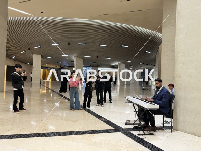 عزف موسيقي في مركز إثراء الثقافي بالظهران