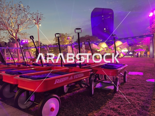 عربات إثراء الظهران تحت الأضواء الأرجوانية الليلية