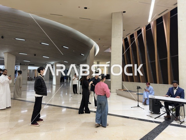 عزف موسيقي داخل مركز إثراء في الظهران