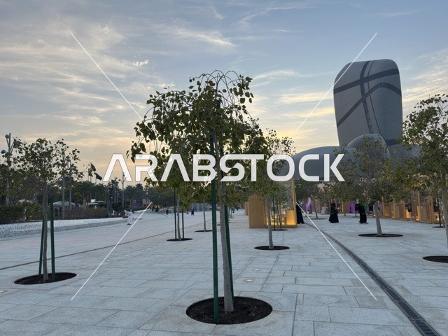 مركز إثراء الظهران مع الأشجار في ساحة خارجية وقت الغروب