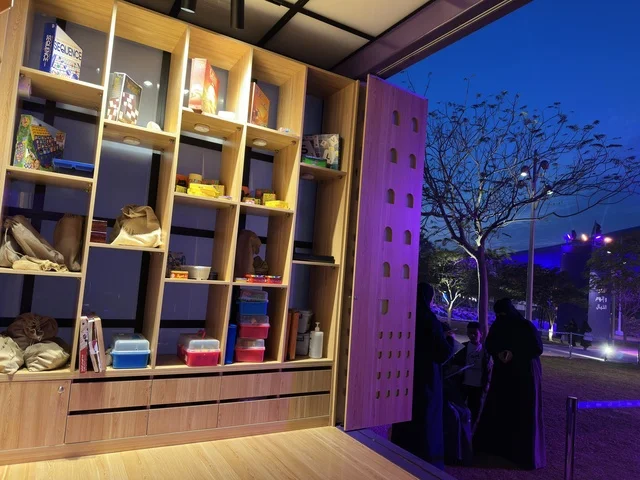 رف عرض خشبي في إثراء الظهران وقت الغسق