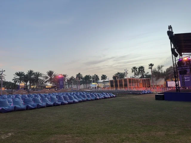 منطقة فعاليات خارجية ومقاعد في إثراء الظهران