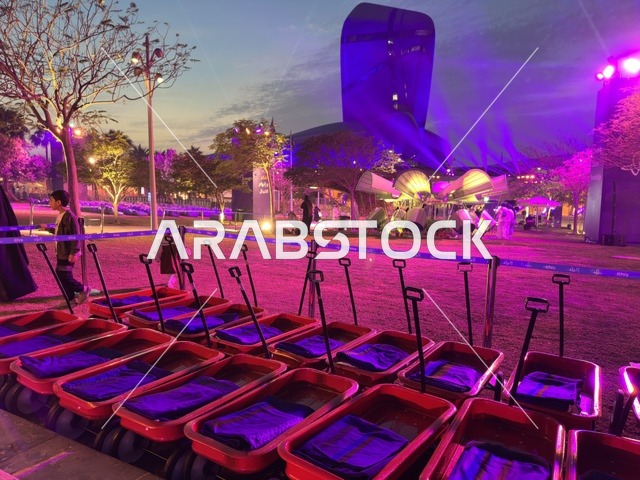 مركز إثراء الظهران مع إضاءة النيون الليلية