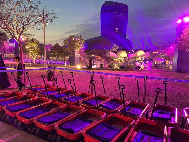 مركز إثراء الظهران مع إضاءة النيون الليلية