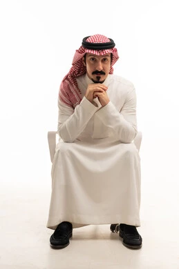 رجل سعودي بالزي التقليدي يجلس في الاستوديو