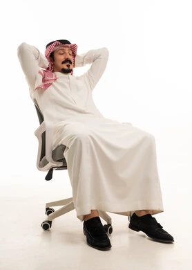رجل سعودي يسترخي على كرسي مكتب خلفية بيضاء