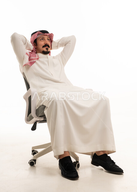 رجل سعودي مسترخٍ على كرسي مكتب بخلفية بيضاء