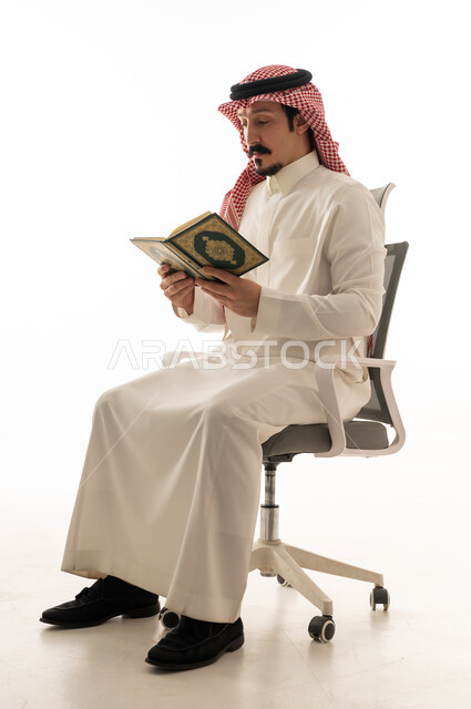 رجل سعودي يقرأ القرآن الكريم في الاستوديو