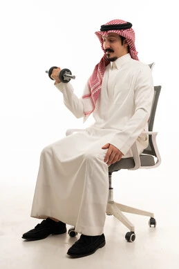 رجل سعودي بالثوب يرفع الدامبل في المكتب
