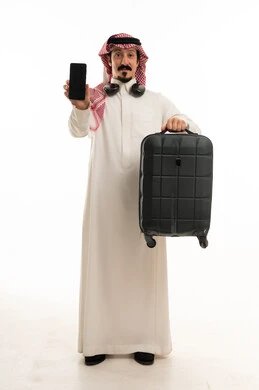 رجل سعودي مع حقيبة سفر وهاتف ذكي خلفية بيضاء