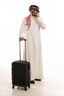 رجل سعودي مع حقيبة سفر يتحدث بالهاتف على خلفية بيضاء