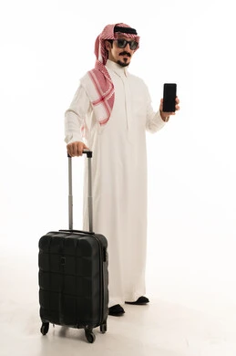 رجل سعودي مع حقيبة سفر وهاتف ذكي خلفية بيضاء