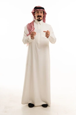 رجل سعودي يحمل بطاقة عمل فارغة خلفية بيضاء