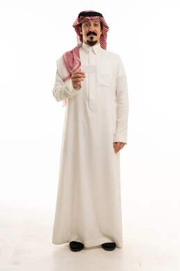 رجل سعودي يحمل بطاقة عمل فارغة بخلفية بيضاء