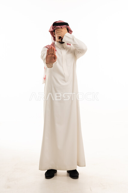 رجل سعودي بالثوب يقوم بإيماءة التوقف تصوير استوديو