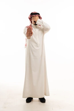 رجل سعودي بالثوب يقوم بإيماءة التوقف تصوير استوديو