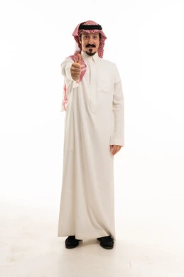رجل سعودي يشير بالإبهام بخلفية بيضاء