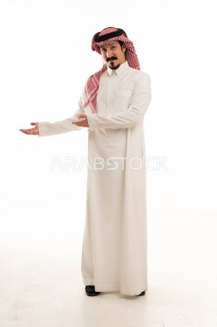 رجل سعودي بالزي التقليدي يشير بيديه خلفية بيضاء