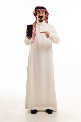 رجل سعودي يشير إلى هاتف ذكي بخلفية بيضاء