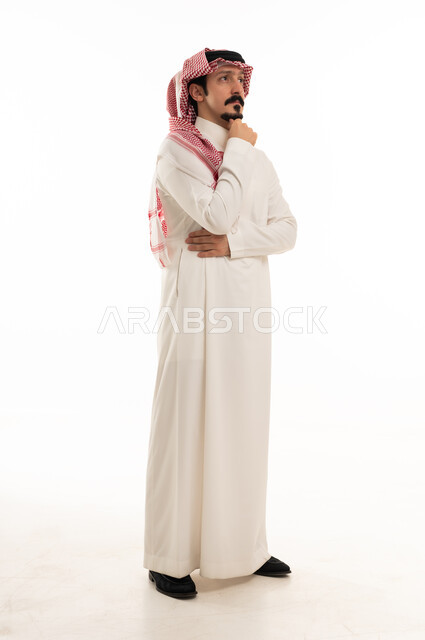 رجل سعودي بزي تقليدي يفكر على خلفية بيضاء