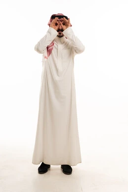 رجل سعودي بالثوب يقوم بحركة المنظار باليد