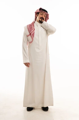 رجل سعودي بالثوب التقليدي يعاني من ألم في الرقبة
