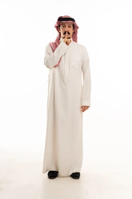 رجل سعودي بالزي التقليدي يطلب الصمت بخلفية بيضاء