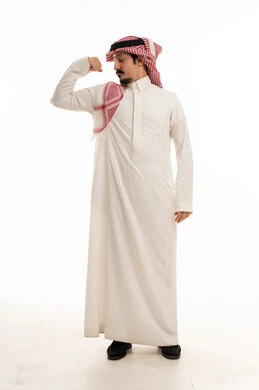 رجل سعودي بالثوب التقليدي يستعرض عضلاته