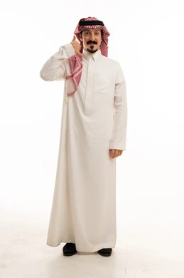 رجل سعودي يشير بعلامة الاتصال بخلفية بيضاء