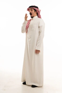 رجل سعودي متثائب بالزي التقليدي خلفية بيضاء