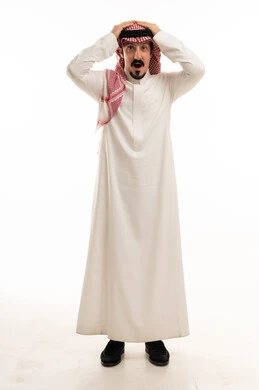 رجل سعودي بزي تقليدي مصدوم أمام خلفية بيضاء